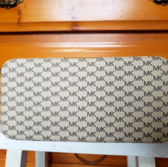 MK LG TOTE - Picture 3 of 5